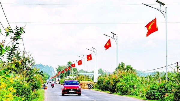 Tuyến đường sáng, xanh, sạch của xã nông thôn mới nâng cao Cầu Kè, tỉnh Vĩnh Long.