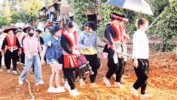 Nét độc đáo trong lễ cưới của người Dao đỏ là cô dâu được nhà gái chủ động đưa sang nhà chồng trong trang phục truyền thống.