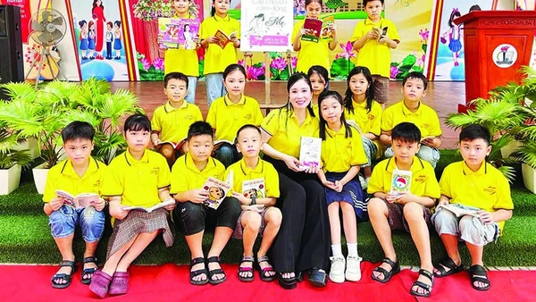 Cô trò Trường tiểu học Đinh Tiên Hoàng trong giờ đọc sách.