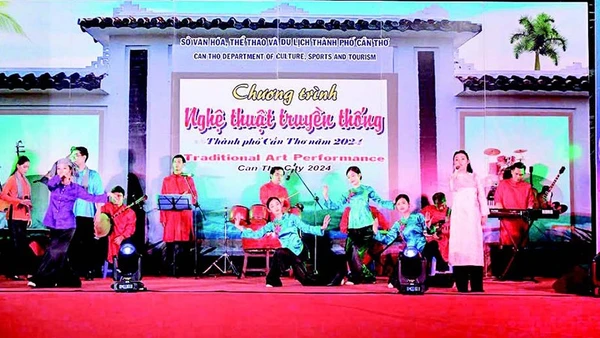 Biểu diễn nghệ thuật truyền thống tại phố đi bộ Ninh Kiều. (Ảnh PHƯƠNG HUỲNH)