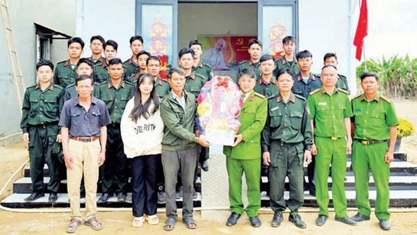 Công an tỉnh Lâm Đồng mang hương vị Tết đến với những gia đình dọc đôi bờ Đa Nhim được hỗ trợ xây nhà mới trong "Chiến dịch Quang Trung". 