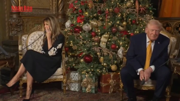 [Video] Tổng thống Mỹ D. Trump và phu nhân "theo dõi Ông già Noel" cùng trẻ em 