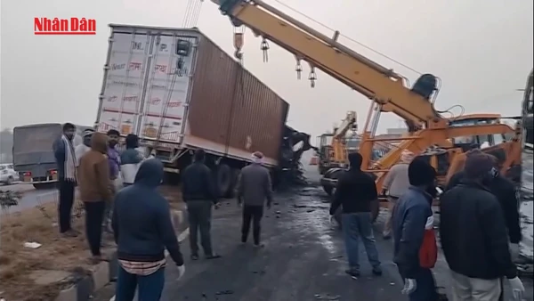 [Video] Tai nạn xe khách khiến ít nhất 9 người thiệt mạng tại Ấn Độ 