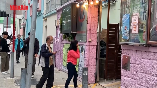 [Video] Hong Kong (Trung Quốc) bầu cử vắng vẻ sau thảm họa cháy cụm chung cư 