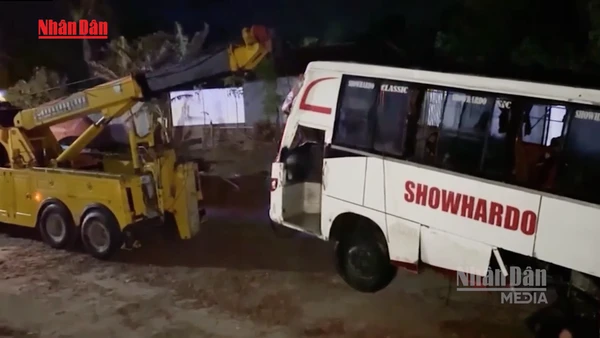 [Video] Bangladesh: Xe khách rơi xuống sông, 24 người thiệt mạng 