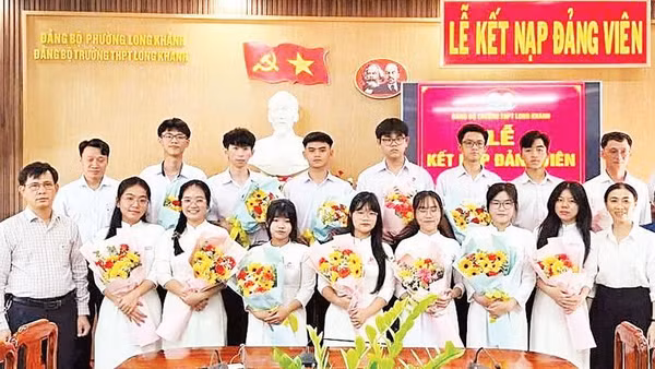 Đảng bộ Trường trung học phổ thông Long Khánh tổ chức kết nạp Đảng cho 13 học sinh.