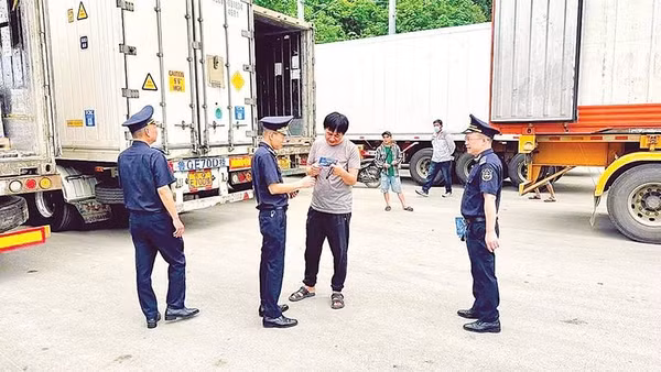 Cán bộ Hải quan trực tiếp làm việc với các lái xe tập kết ở bến bãi.