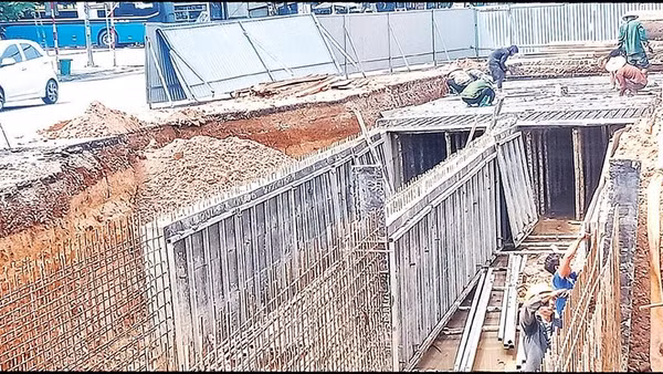 Xây dựng cống thoát nước có đường kính lớn tại khu vực Hoàng Gia, phường Phan Đình Phùng.