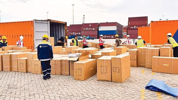 Container hàng nhập khẩu chứa hơn 9.300 sản phẩm vi phạm sở hữu trí tuệ (Ảnh C.H)