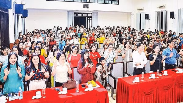 Lãnh đạo ngành giáo dục Hải Phòng và cán bộ quản lý các trường mầm non dự chuyên đề “Chuẩn bị tâm thế sẵn sàng cho trẻ mẫu giáo vào lớp 1”.