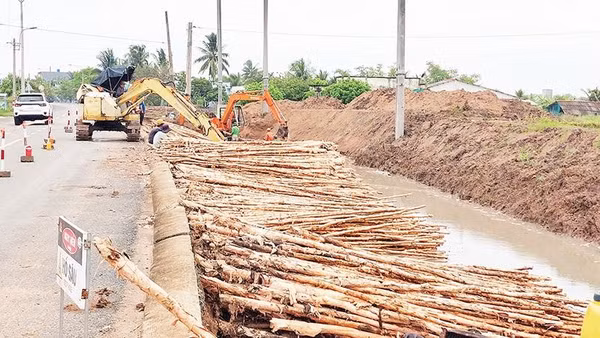 Xây dựng đường 827E giáp đường tỉnh 833 là chương trình hành động tại xã Tân Trụ sau khi chính quyền hai cấp hoạt động.