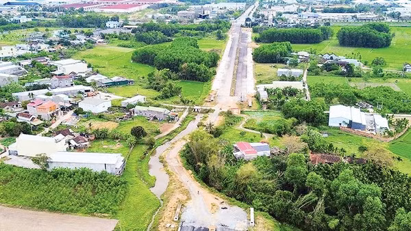 Vướng mặt bằng khiến dự án đường nối từ cầu Thạch Bích đến Tịnh Phong chậm tiến độ.