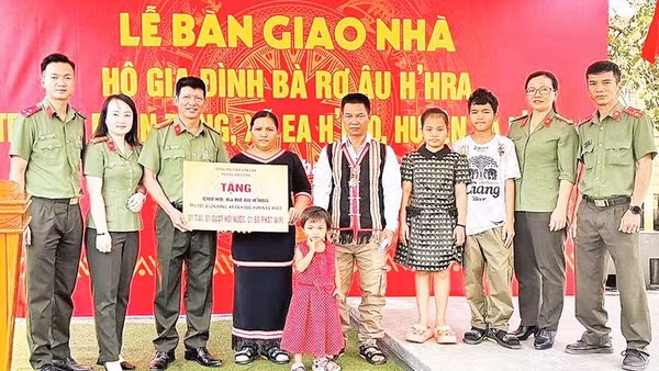 Công an tỉnh Đắk Lắk xây dựng nhà ở cho gia đình bà Rơ Âu H’hra ở buôn Dang, xã Ea H’leo sau khi hồi hương.