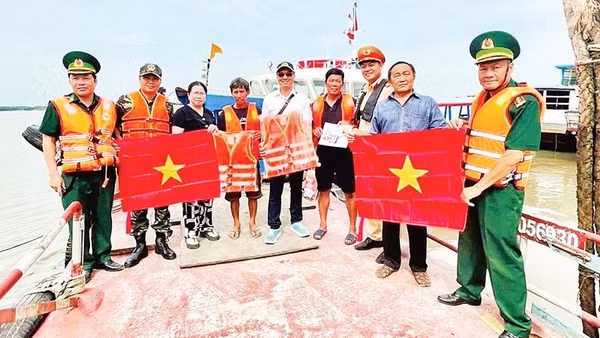 Bộ đội Biên phòng phối hợp tuyên truyền pháp luật tại cảng Hiệp Phước.