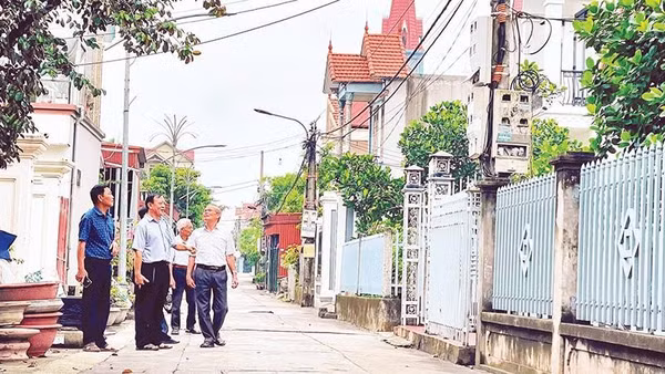 Đảng viên Chi bộ thôn 33 bám sát cơ sở, kịp thời nắm bắt tâm tư, nguyện vọng của người dân.