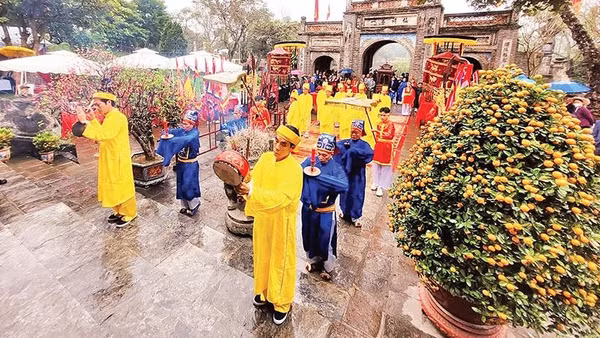 Dâng hương và các vật phẩm trong Lễ hội Cổ Loa-một trong những lễ hội lớn của Hà Nội tưởng nhớ An Dương Vương tại di tích Cổ Loa.