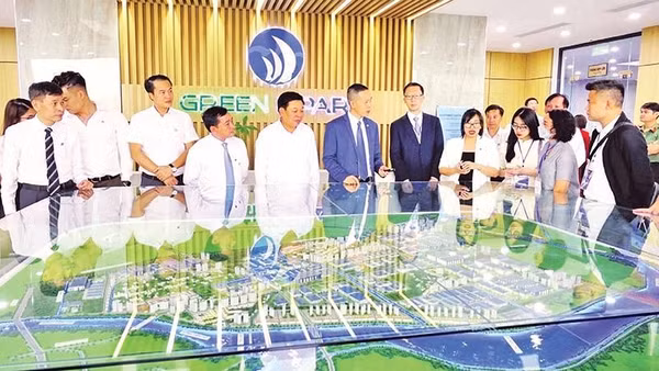Các nhà đầu tư nước ngoài tìm hiểu cơ hội đầu tư tại Khu công nghiệp ven biển Liên Hà Thái, tỉnh Hưng Yên.