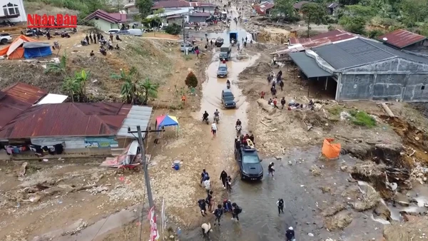 [Video] Indonesia cần 2 đến 3 tháng để khắc phục hậu quả mưa lũ tại Sumatra 