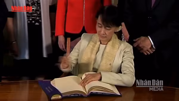 [Video] Myanmar ân xá cựu Tổng thống Win Myint, giảm án cho bà Aung San Suu Kyi 