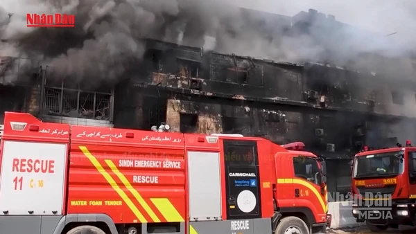 [Video] 60 người vẫn mất tích trong vụ cháy trung tâm thương mại ở Pakistan