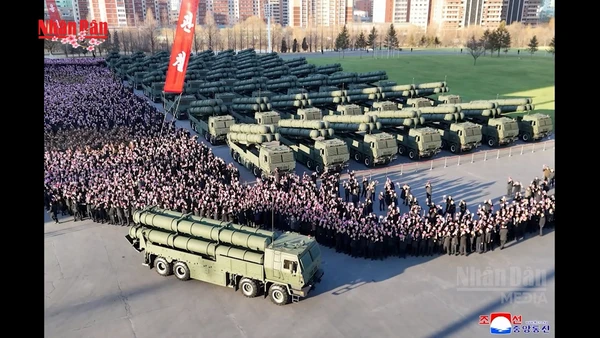 [Video] Triều Tiên phô diễn 50 bệ pháo phản lực 600mm trước Đại hội Đảng 
