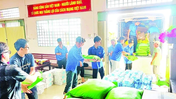 Các bạn trẻ phường Sa Đéc, tỉnh Đồng Tháp tiếp nhận, bốc xếp nhu yếu phẩm lên xe.