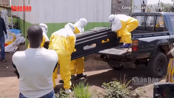 [Video] Dịch Ebola: Uganda xác nhận 3 ca mới, Mỹ siết chặt nhập cảnh 