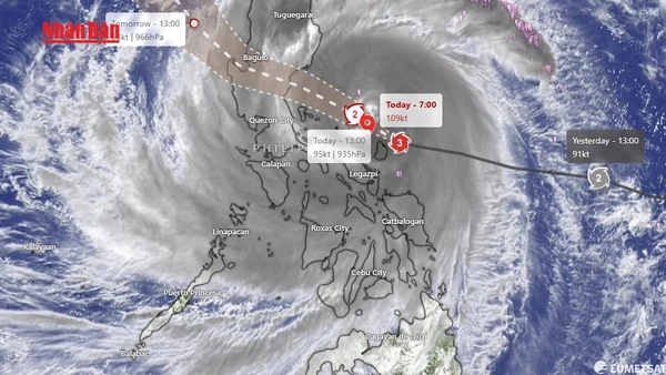 [Video] Philippines sơ tán 100.000 dân trước khi bão Phượng Hoàng đổ bộ 