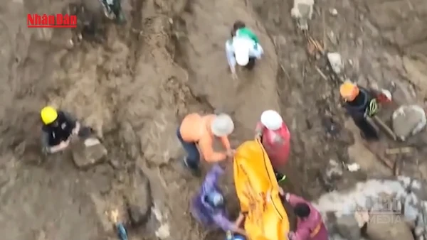 [Video] Indonesia tìm kiếm hơn 80 người mất tích trong vụ lở đất tại Tây Java