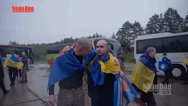 [Video] Nga – Ukraine bắt đầu trao đổi tù binh dịp ngừng bắn 9/5 