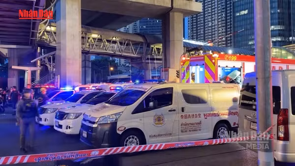 [Video] Tàu hỏa đâm xe buýt, ít nhất 8 người thiệt mạng 