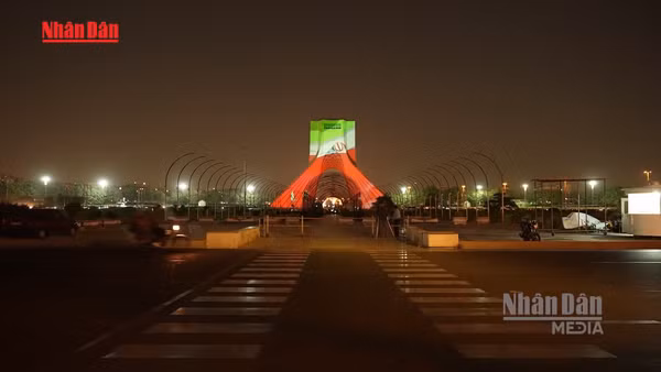 [Video] Iran bác bỏ ngừng bắn tạm thời, Mỹ đe dọa gia tăng tấn công 