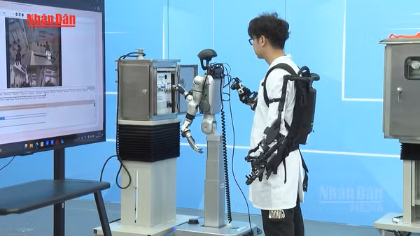 [Video] Trung Quốc phát triển robot thay thế công nhân ngành điện 