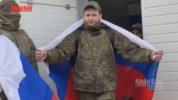 [Video] Nga – Ukraine trao đổi tù binh dịp ngừng bắn Lễ Phục sinh Chính thống giáo 