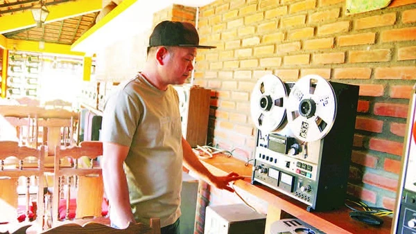 Chiếc đài băng cối cũ phát những bản nhạc xưa, chạm vào cảm xúc của du khách.