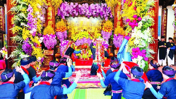 Lễ dâng trong lễ hội Cơm mới, một màn múa cầu mùa trước đền.