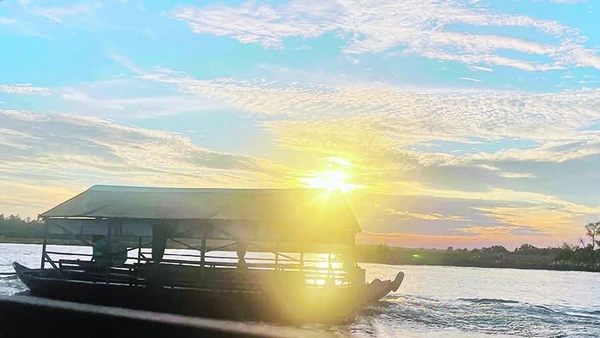 Thuyền du lịch đưa du khách tham quan Vườn quốc gia Tràm Chim.