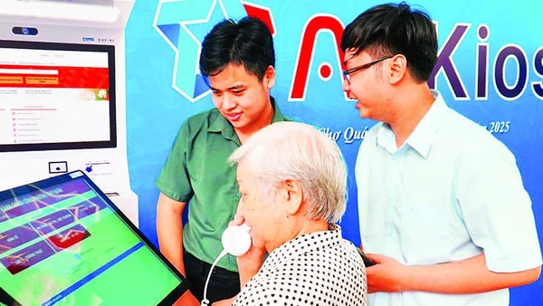 Người dân trải nghiệm thiết bị “AI Kiosk” trong Ngày Chuyển đổi số quốc gia năm 2025 tại phường Chợ Quán. (Ảnh CTV)