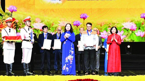Thi Đua Yêu Nước Trong Giai Đoạn Mới Kỹ Sư Lưu Hoàng Phương Được Trao Danh Hiệu Công Dân Thủ Đô Ưu Tú Năm 2025.