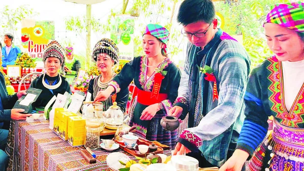 Chị Lâm Thị Kim Thoa (người thứ hai từ trái sang) trong lễ hội chè Shan tuyết Suối Giàng.