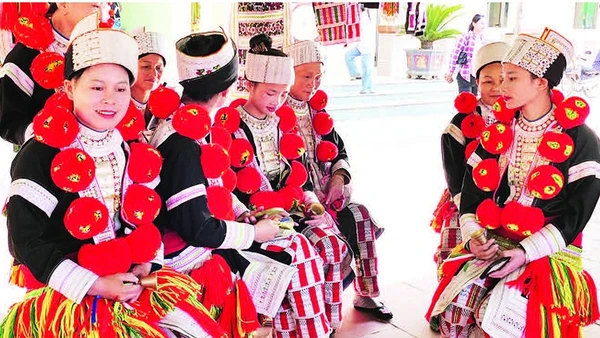 Trang phục của người phụ nữ Dao đỏ.