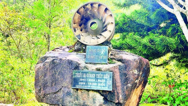 Tua-bin đầu tiên được trưng bày tại khuôn viên nhà máy.