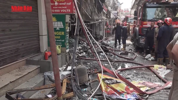 [Video] Ấn Độ: Cháy nhà nhiều tầng tại New Delhi, 12 người thương vong 