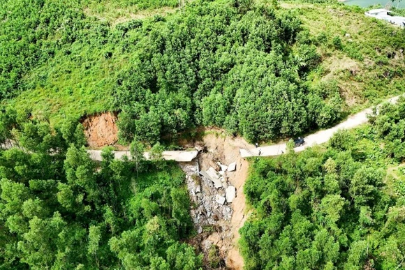 Một trong nhiều điểm trên tuyến ĐH8.BTM bị đứt gãy hoàn toàn nhìn từ trên cao.