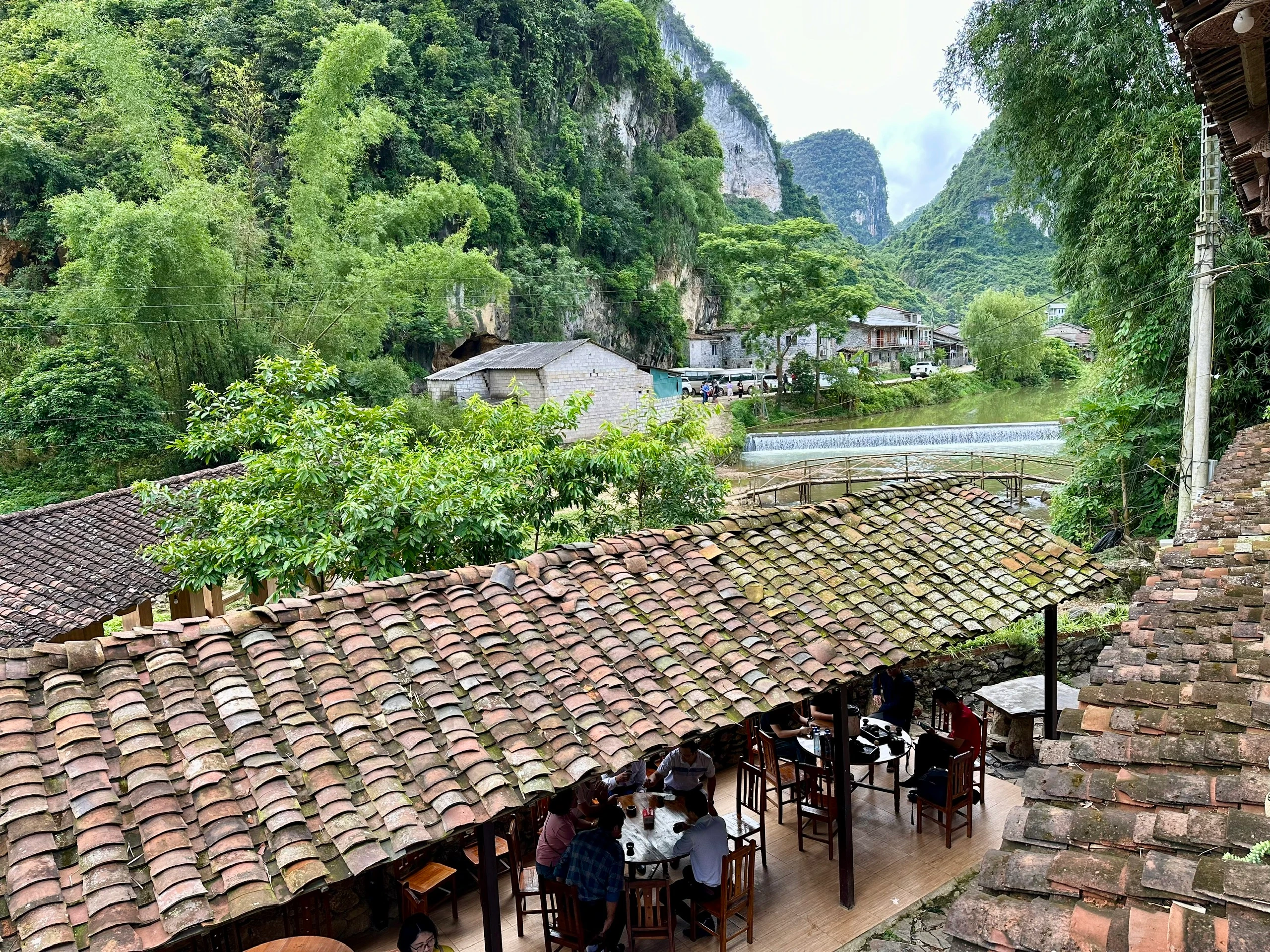 Một góc của làng đá nhìn ra dòng Khuổi Ky. (Ảnh: THI PHONG)