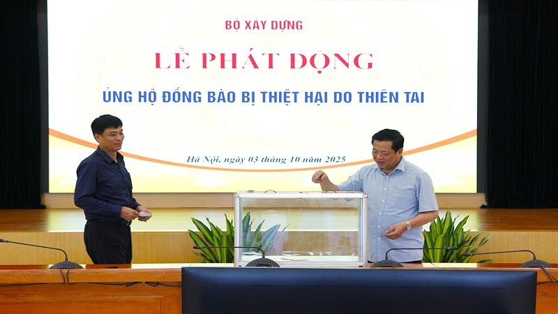 Bộ trưởng Xây dựng Trần Hồng Minh và Thứ trưởng Xây dựng Phạm Minh Hà quyên góp ủng hộ đồng bào bị thiệt hại do thiên tai. (Ảnh: DỊCH PHONG)