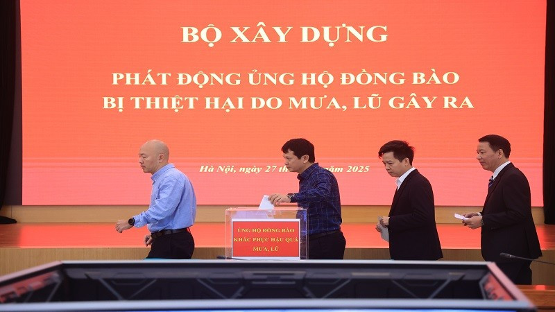Cán bộ, viên chức, người lao động Bộ Xây dựng quyên góp ủng hộ đồng bào bão lũ. (Ảnh: Thanh Hương)