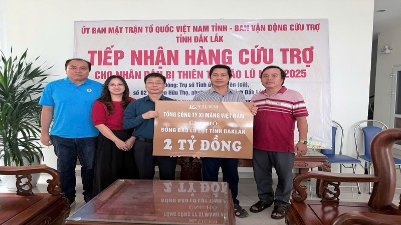 Lãnh đạo VICEM trao quà ủng hộ nhân dân tỉnh Đắk Lắk. (Ảnh: Duy Mạnh)
