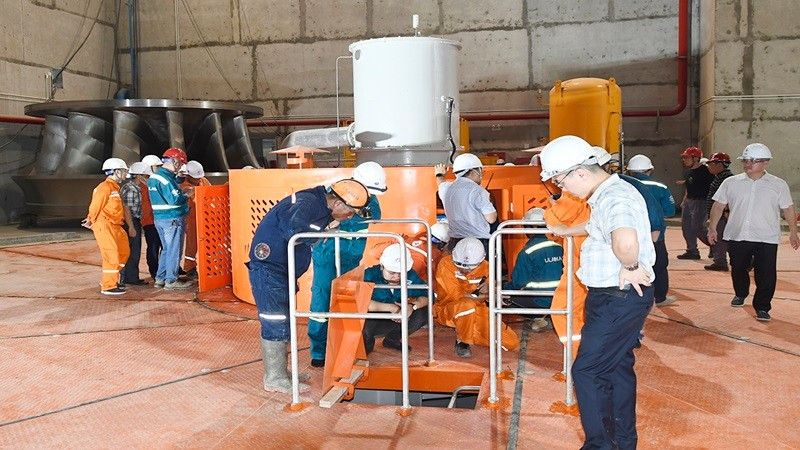 Cán bộ kỹ sư LILAMA 10 phối hợp với các đơn vị kiểm tra công tác thử tải, sẵn sàng hòa lưới điện tổ máy số 1 Thủy điện Hòa Bình mở rộng vượt tiến độ 1 tháng.