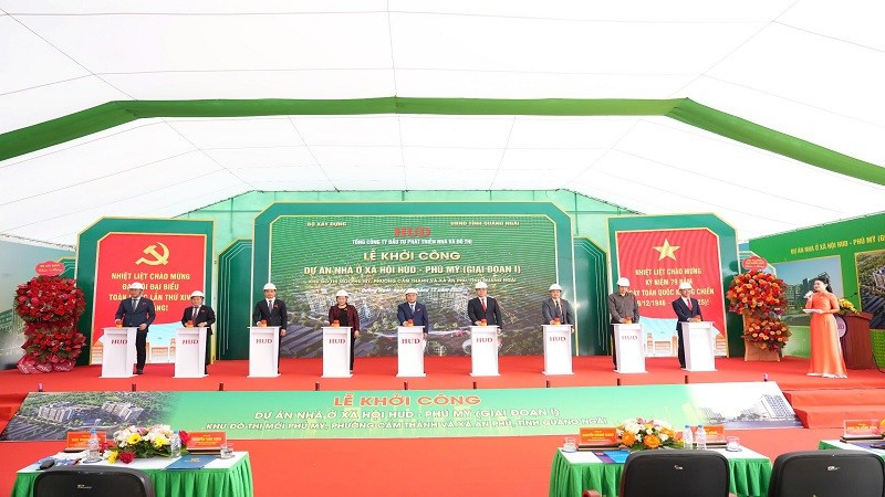 Các đại biểu bấm nút khởi công dự án nhà ở xã hội HUD - Phú Mỹ tại tỉnh Quảng Ngãi. (Ảnh: ĐỨC MẠNH)